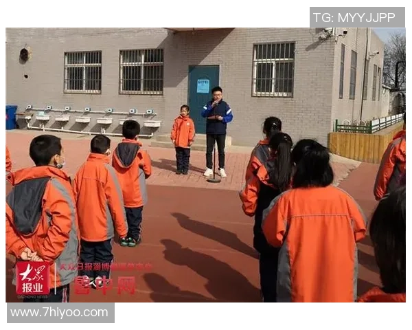 足球场上的暖心英雄 他们用行动温暖人心传递正能量