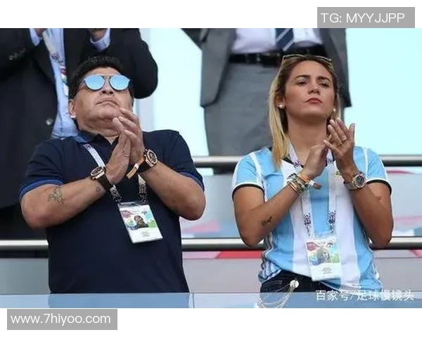 足球球星与女记者的亲密互动揭秘 引发热议背后故事曝光